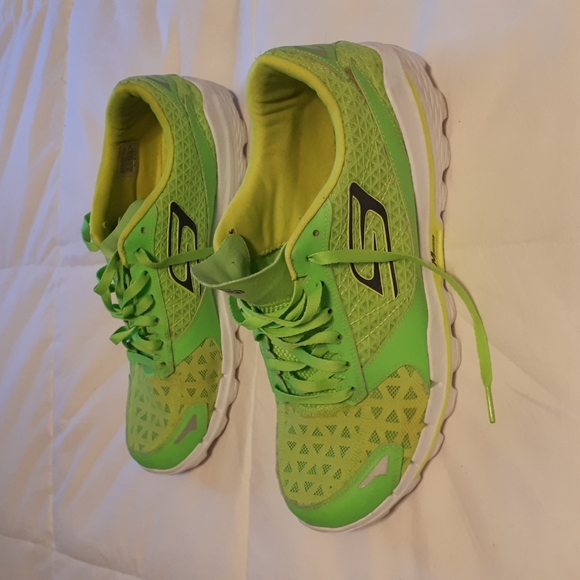 Skechers GORun mens running shoes. Size 12. - Picture 3 of 7